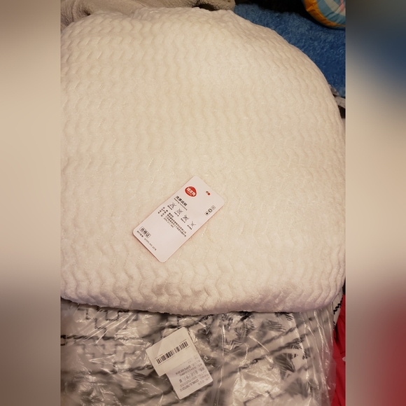 NWT- MEDUIM SUPER SOFT PET BED - Picture 5 of 10